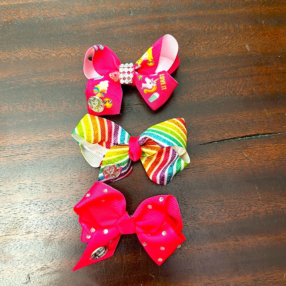 Pink and Rainbow Jojo Siwa bows.